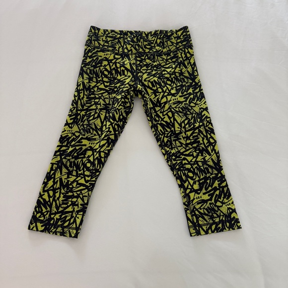 Zumba Women's Capri Leggings Medium Funked Up Perfect Elastic Waist Zumba Green - Picture 1 of 13